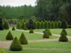 Pontlevoy - Jardín (arbustos cortados, césped y árboles) de la ex benedictino