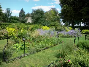 Pontoise - Bourgeois house (site of the former royal castle) housing the Pissarro museum, and flowery park with its well