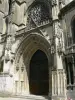 Pontoise - Portal y rosetón de la catedral de Saint-Maclou de estilo gótico flamígero