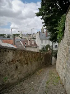 Pontoise - Sloping paved alley