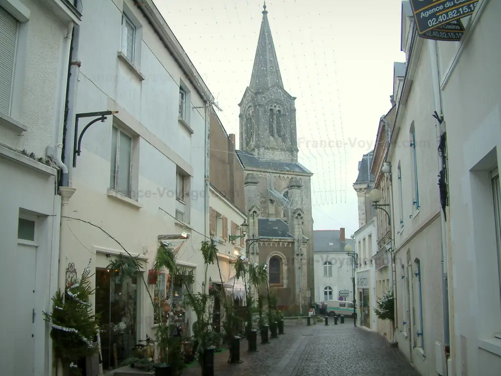 Pornic - Rue bordée de maisons menant à l'église