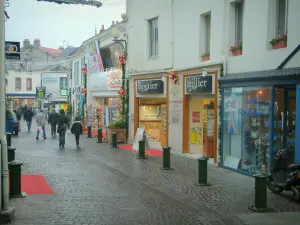 Pornic - Magasins d'une rue commerçante de la vieille ville