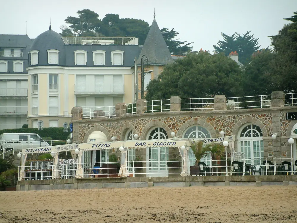 Pornic - Plage de la Noëveillard, terrasse de restaurant et résidence