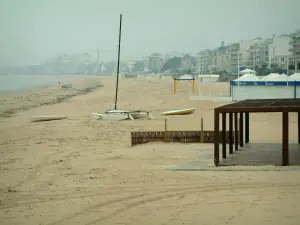 Pornichet - Plage de sable et immeubles de la station balnéaire