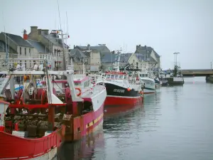 Port-en-Bessin - Casas y el puerto pesquero con sus barcos arrastreros () amarre