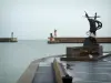 Port-en-Bessin - Kai und Monument mit Blick auf die Signalleuchten der Hafeneinfahrt