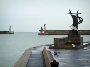 Port-en-Bessin - Quay and monument with view of the lights of the port entrance