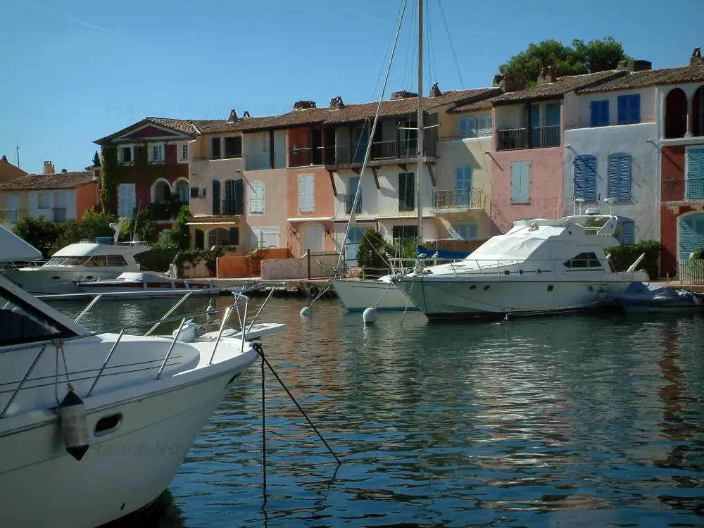 Port-Grimaud - Canal, bateaux amarrés et maisons aux façades colorées de la cité lacustre