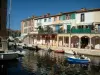 Port-Grimaud - Barcos fluviales amarrado en el muelle, terraza de la cafetería y las casas con balcones