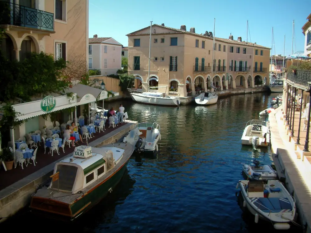 Port-Grimaud - Canal, bateaux amarrés, terrasse de café et maisons de la cité lacustre