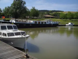 Port-Lauragais - Barge and moored boats