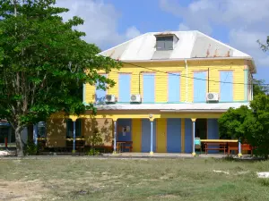 Port-Louis - Fachada amarilla con persianas azules