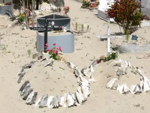 Port-Louis - En graven van zand versierd met schelpen mariene begraafplaats