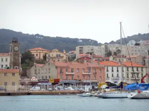 Port-Vendres - Uhrturm, Jachthafen und Fassaden der Stadt