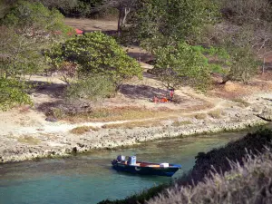 Porte d'Enfer lagoon - Boat floating on the lagoon