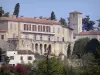 Poudenas - Château de Poudenas, clocher de l'église et arbres ; dans le Pays d'Albret