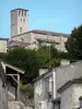 Poudenas - Torre de la iglesia con vistas a las casas de la aldea