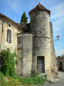 Poudenas - Old facade