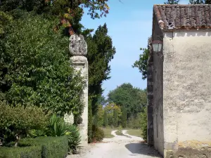 Poudenas - Near the château