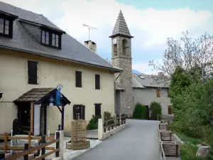 Pra-Loup - Pra-Loup 1500 (station de ski) : hameau des Molanès et son clocher