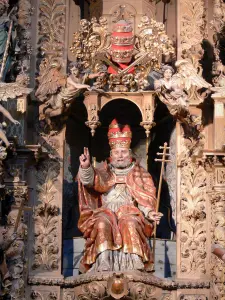 Prades - Binnen in de kerk van St. Peter standbeeld van St. Peter in het centrum van de barokke altaarstuk