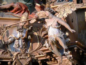 Prades - Interieur van de St. Peter's Church: detail van barokke retabel van het hoofdaltaar