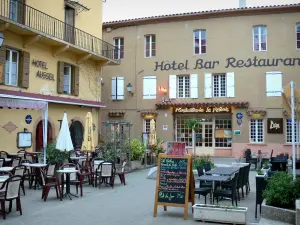 Prats-de-Mollo-la-Preste - Fachadas y cafés al aire Josep Square Trinxeria