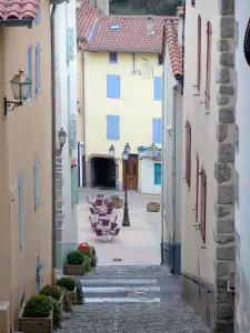 Prats-de-Mollo-la-Preste - Terraza del café y las fachadas de las casas en la ciudad amurallada