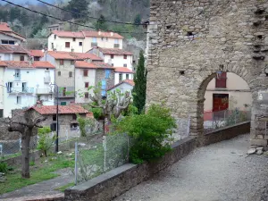 Prats-de-Mollo-la-Preste - Veranda en gevels van huizen in de ommuurde stad