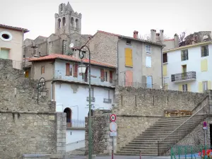 Prats-de-Mollo-la-Preste - Campanario de la iglesia Saintes-Just-et-Ruffine y las fachadas de las casas en la ciudad amurallada