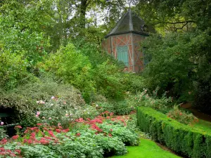 Pré Catelan garden - Archers house (pavilion), trees, shrubs and rosebushes of the park, in Illiers-Combray