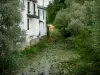 Prémery - Façades de maisons et arbres au bord de la rivière Nièvre