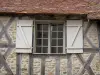Prémery - Fenêtre d'une maison à pans de bois