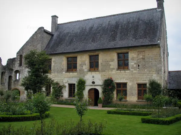 Prieuré de Saint-Cosme - Maison du prieur (demeure de Ronsard) et jardin agrémenté de rosiers (roses)