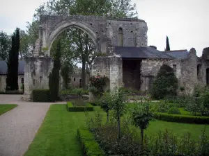 Prieuré de Saint-Cosme - Vestiges de l'église, pelouse et rosiers du jardin