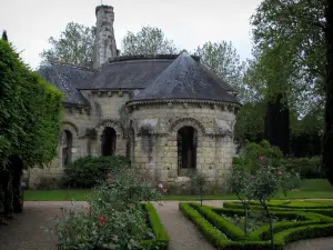 Prieuré de Saint-Cosme - Vestiges de l'église, parterres, rosiers (roses) et arbres du jardin