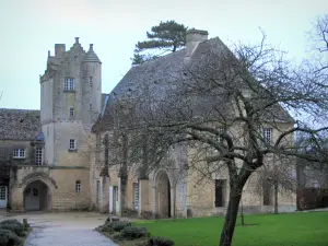 Prieuré de Saint-Gabriel - Ancien prieuré (centre d'enseignement horticole), allée, pelouse et arbres