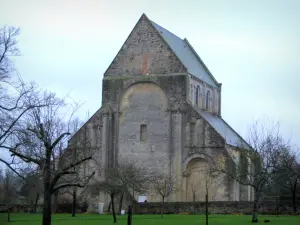 Prieuré de Saint-Gabriel - Église et arbres