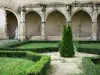 Prieuré de Souvigny - Prieuré clunisien de Souvigny : jardin et arcades du cloître 