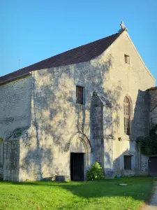 Prieuré de Vausse - Façade de l'église du prieuré