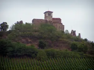 Priorat von Saint-Romain-le-Puy - Prioratskirche im romanischen Stil in der Höhe sitzend auf ihrer vulkanischen Bergspitze