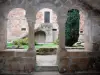 Priorato de Comberoumal - Priorato de grandmontain Comberoumal: Arcos de la sala capitular con vistas al claustro