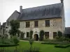 Priorato de Saint-Cosme - Antes de la casa (casa de Ronsard) y un jardín de rosas (rosa)