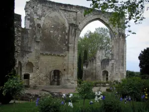 Priorato de Saint-Cosme - Los restos de las flores de la iglesia y el jardín