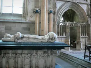 Priorato di Souvigny - All'interno della chiesa priorale di San Pietro e Paolo: la menzogna di Carlo I, duca di Borbone (tomba) nella nuova cappella
