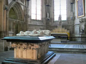 Priorato de Souvigny - Dentro de la iglesia prioral de San Pedro y San Pablo: nueva capilla: las efigies de Carlos I, duque de Borbón y de Inés de Borgoña (la tumba)