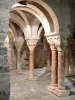 Priorij van Serrabone - Priorij van St. Mary Serrabona: zuilen met gebeeldhouwde romaanse forum roze marmer hoofdsteden van de kerk