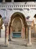 Priorij van Serrabone - Priorij van St. Mary Serrabona: roze marmer Roman tribune van de kerk met zijn zuilen met gebeeldhouwde kapitelen