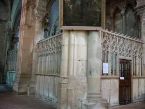 Priorij van Souvigny - Binnen in de priorij kerk van St. Peter en St. Paul: Closing van de oude steen van de kapel behuizing het graf van Lodewijk II van Bourbon (hertog van Bourbon)