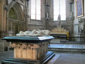 Priorij van Souvigny - Binnen in de priorij kerk van St. Peter en St. Paul: nieuwe kapel: beeltenissen van Charles I, hertog van Bourbon en Agnes van Bourgondië (graf)